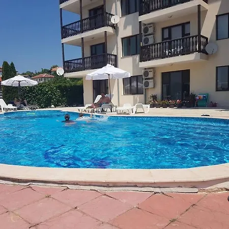 Byala Ala-bala With A Pool Apartment